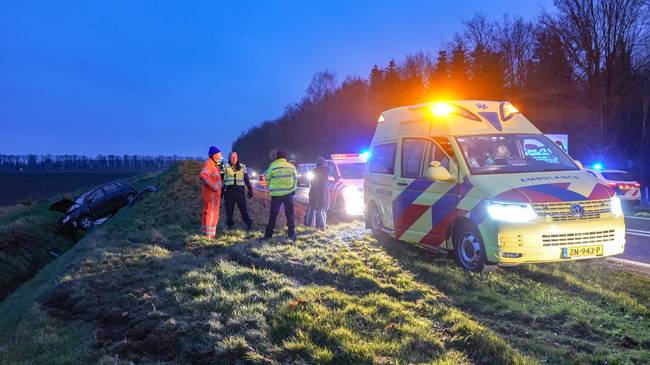 Auto raakt van de N34 en belandt in sloot (Video)