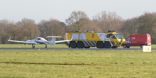 Vliegtuigje maakt voorzorgslanding op vliegveld Eelde