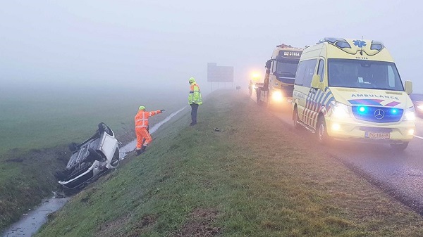 Vrouw vliegt met auto over de kop en van de A37