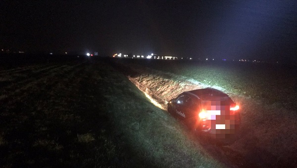 Bezorger rijdt van de A37 en komt in sloot terecht