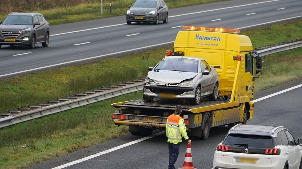 Automobiliste botst met auto tegen vangrail op A28