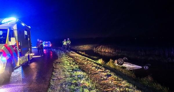 Auto op de kop in de sloot bij eenzijdig ongeval (video)