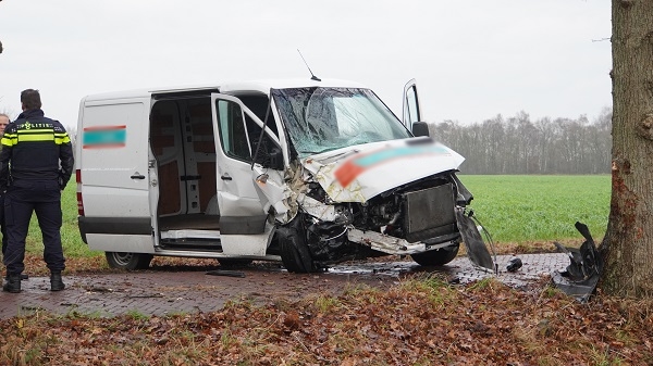 Automobilist botst met busje tegen boom in Loon