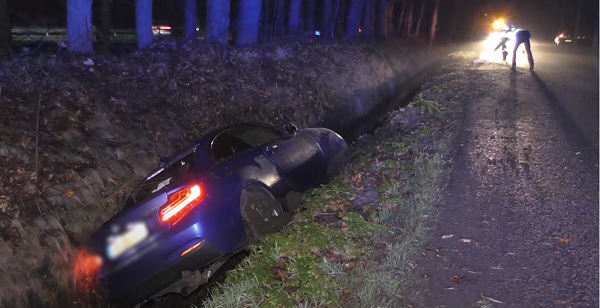 Automobilist rijdt de sloot in bij Spier (video)