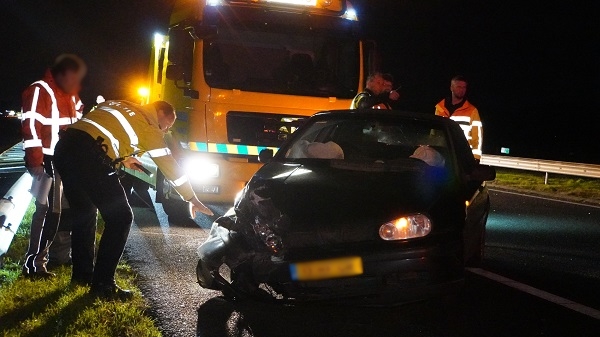 Auto botst tegen vangrail op A28 tussen Tynaarlo en De Punt