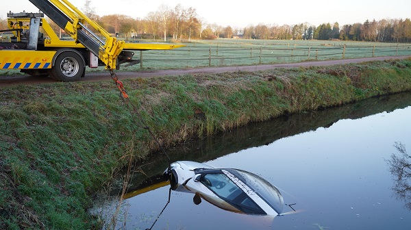 Grote inzet hulpdiensten voor auto in de sloot (video)