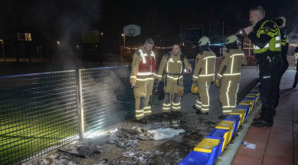 Brandweer van Vries met spoed opgeroepen voor brandende prullenbak bij voetbalveld