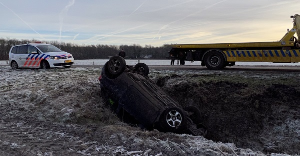 Auto vliegt over de kop en komt in sloot terecht