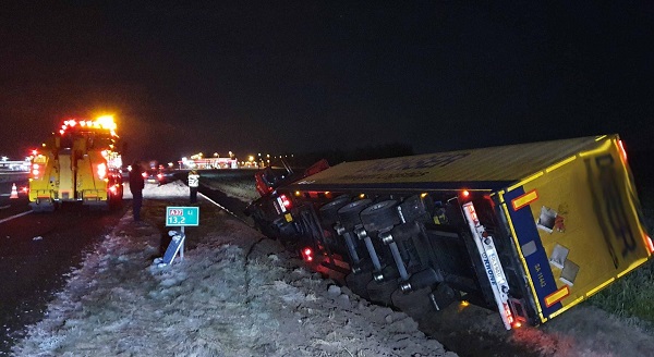 Vrachtwagen de sloot in door gladheid op A37