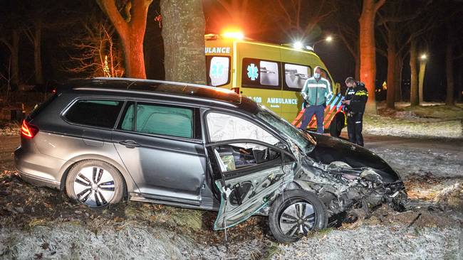 Auto raakt van de weg en botst op boom in Nieuw-Roden