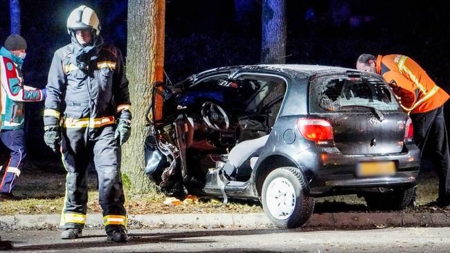 Auto botst tegen boom: Ã©Ã©n persoon gewond 