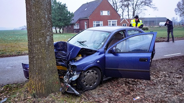 Opnieuw auto tegen boom langs Zevenhuisterweg in Nieuw-Roden (video)