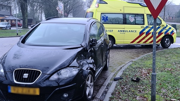 Veel schade na botsing tussen auto en vrachtwagen