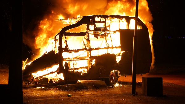 Caravan in brand gestoken op straat in Bovensmilde (video)