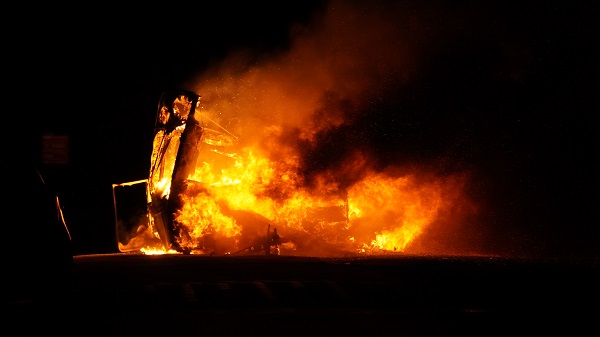 Caravan in brand gestoken op kruising Hoogersmilde