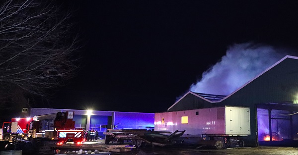 Hulpdiensten met spoed naar brand in open loods in Dalen