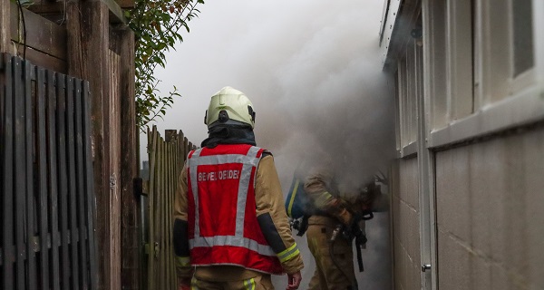 Meerdere schuurtjes in Emmen vol rook door brand