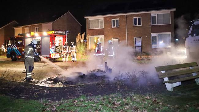 Brandweer blust oudejaarsbrand in Zandpol