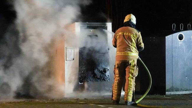 Brandweer blust containerbrand in Zeijen