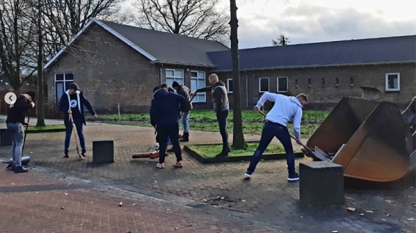 Jeugd Bovensmilde ruimt troep op na ongeregeldheden oudjaarsnacht