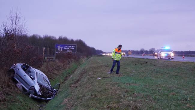 Automobilist belandt met auto in sloot en raakt gewond