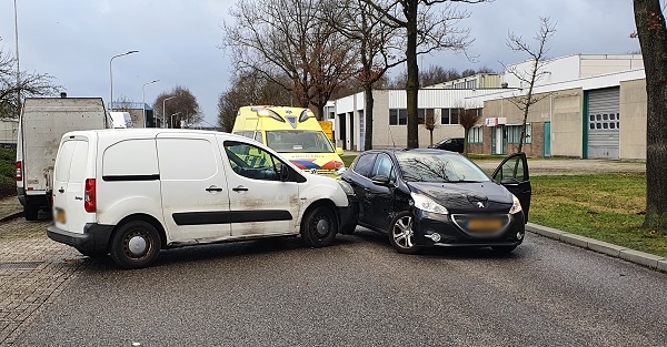 Persoon gewond nadat busje de weg op rijdt en op auto botst