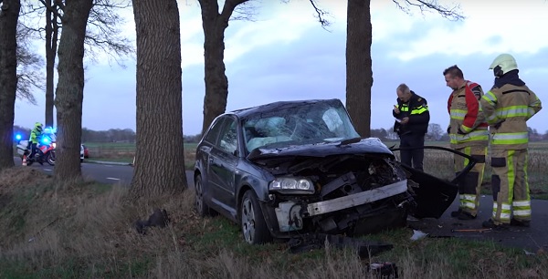 Automobilist gewond na botsing met boom (video)