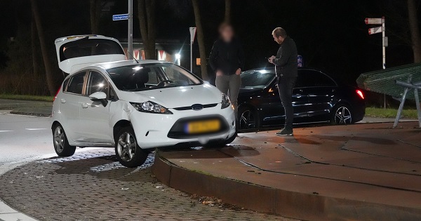 Auto rijdt op rotonde na ongeval in De Punt