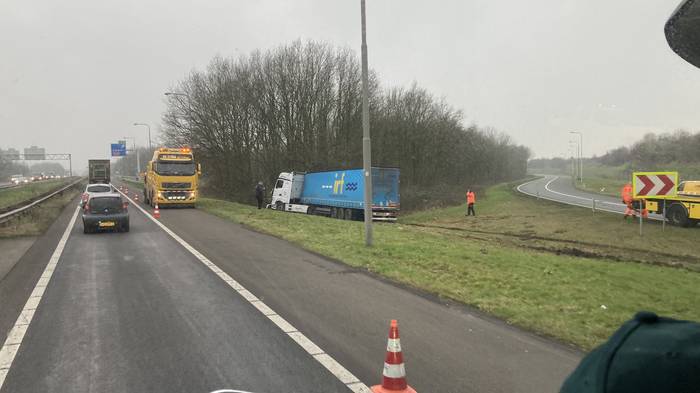 Vrachtwagen rijdt van A28 bij Hoogeveen: file tot gevolg