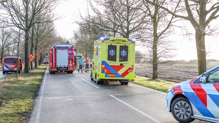 Inzittende overleden bij aanrijding tegen boom (Video)