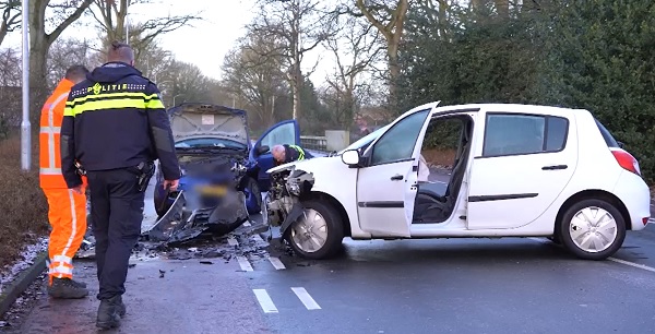 Auto vliegt uit de bocht en botst op andere auto door glad wegdek