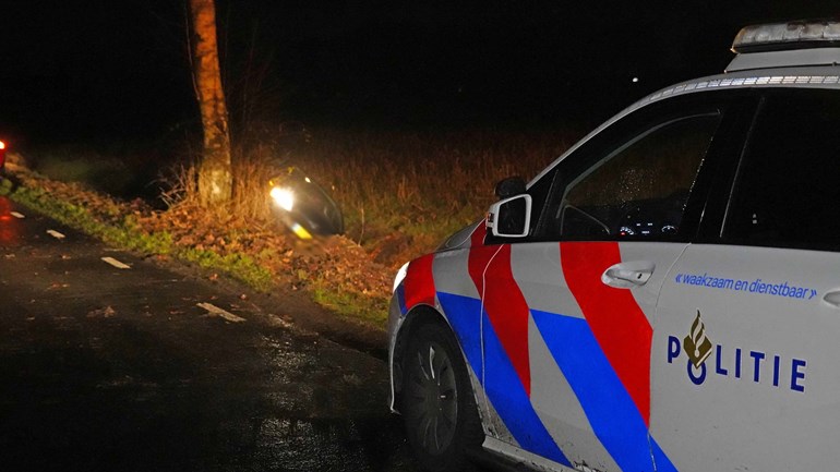 Bestuurder raakt met auto de sloot in door gladheid in Meppen