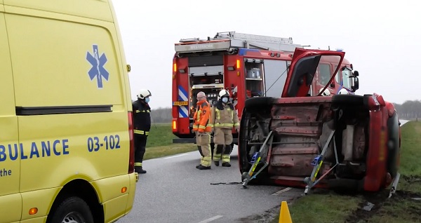 Auto op de kant na botsing op kruising (video)