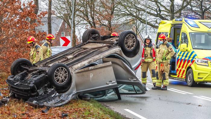 Auto belandt op de kop bij ongeval in Erica (Video)