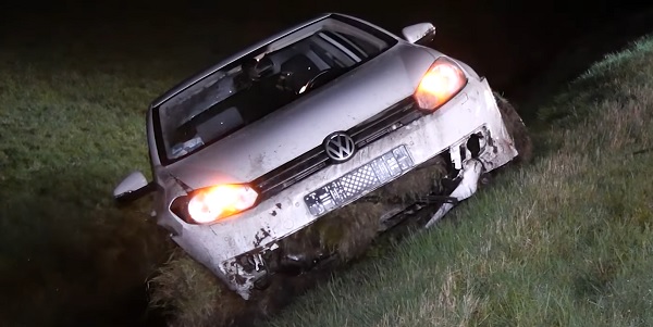 Automobilist de sloot in langs de A37 (video)