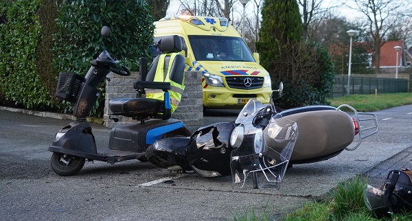 Gewonde bij ongeval tussen scooter en scootmobiel (video)