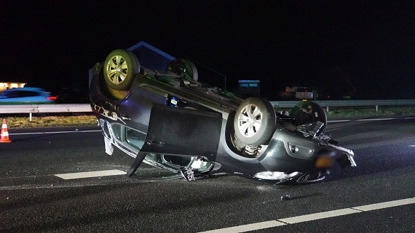 Auto vliegt over de kop op A28 na botsing met losgeschoten aanhanger