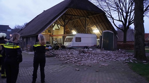 Harde wind blaast gevel uit schuur van boerderij