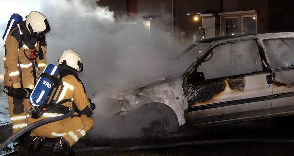 Opnieuw geparkeerde auto in brand gestoken in Hoogeveen (video)