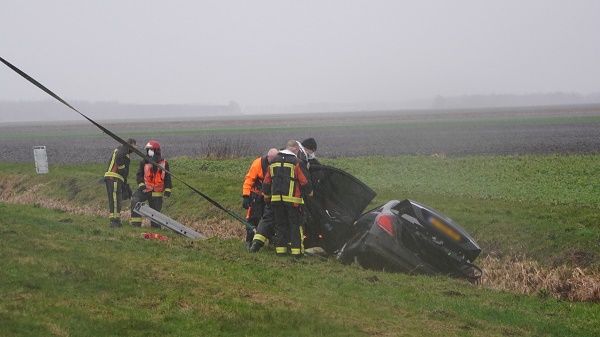 Automobilist raakt van de N374 en komt in de sloot terecht (video)