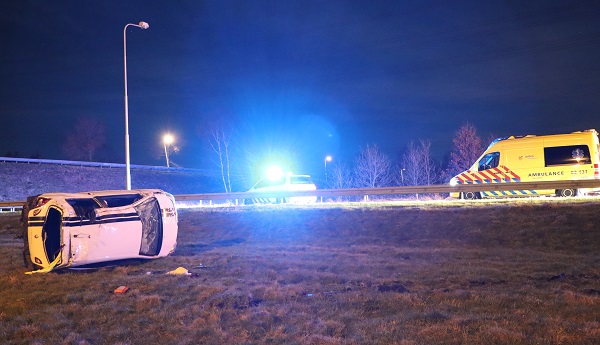 Auto vliegt over de kop op A37 (video)