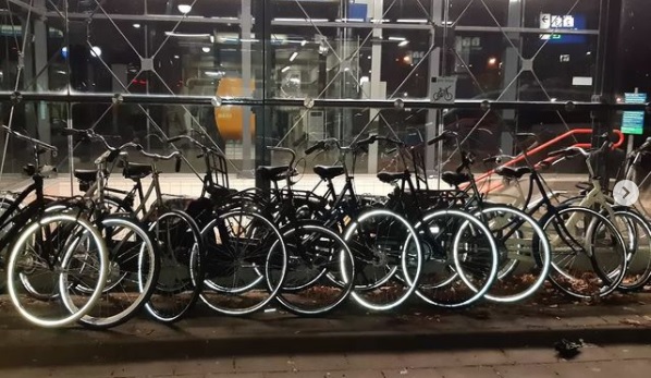 Politie zoekt eigenaars van vernielde fietsen op station Meppel