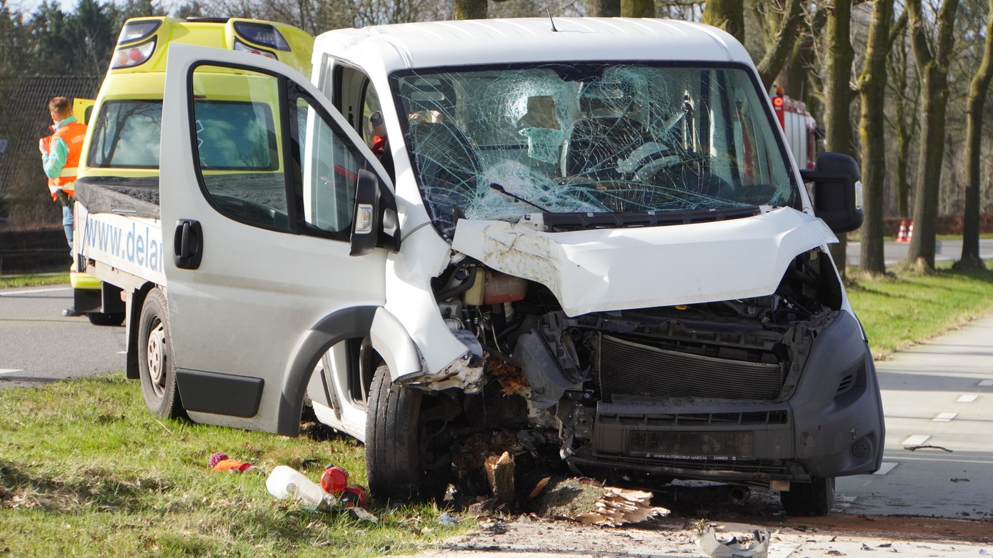 Bestuurder ernstig gewond na botsing met boom (video)