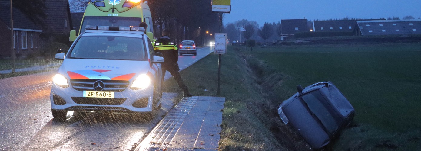 Auto vliegt over de kop en eindigt in sloot in Klazienaveen