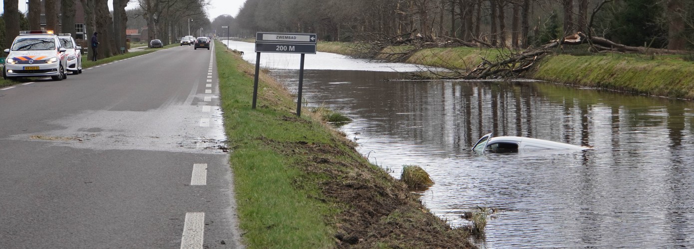 Automobilist duikt de vaart in bij Veenhuizen