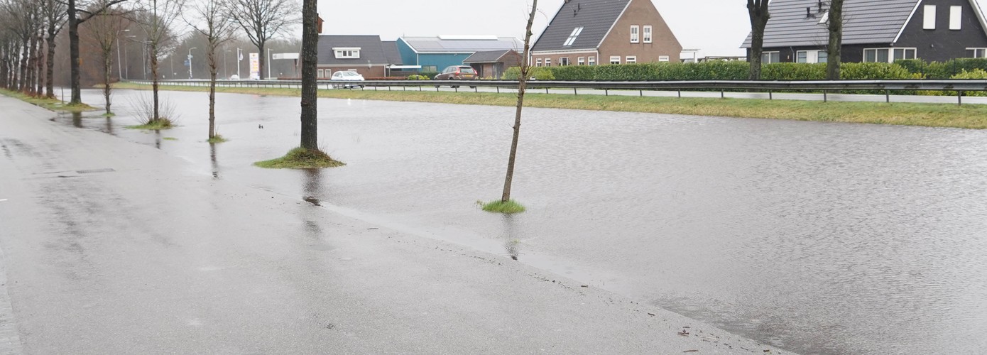 Drentse Hoofdvaart in Bovensmilde overstroomd door aanhoudende regen