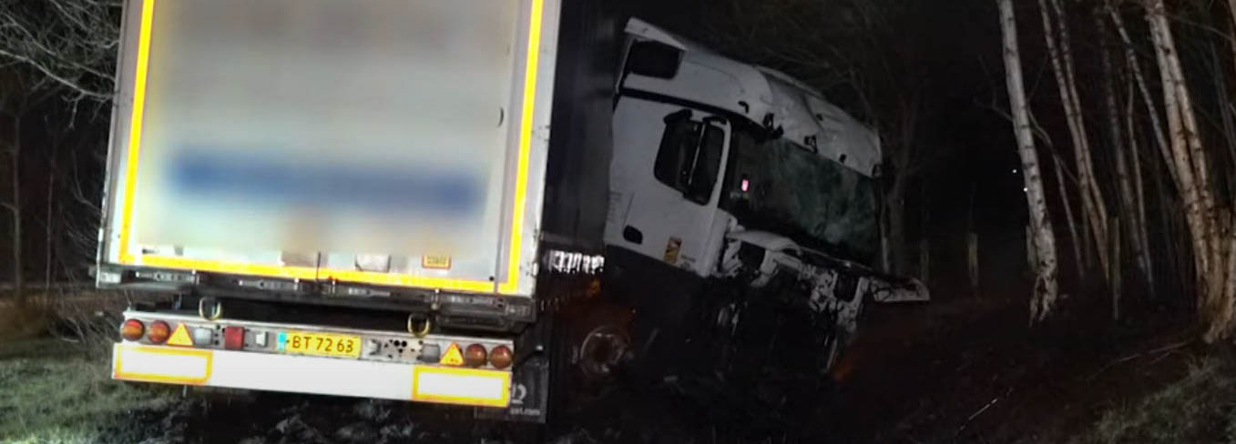 Vrachtwagen raakt van de weg en komt in bosjes terecht op A37 (video)