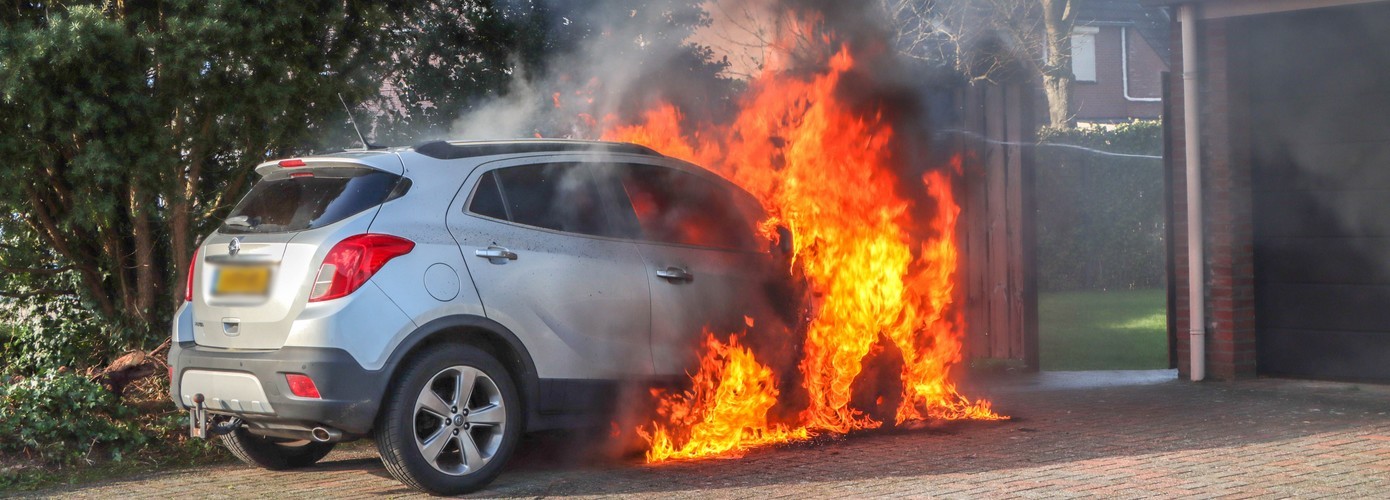 Vrouw zet auto weg waarna deze in brand vliegt naast woning