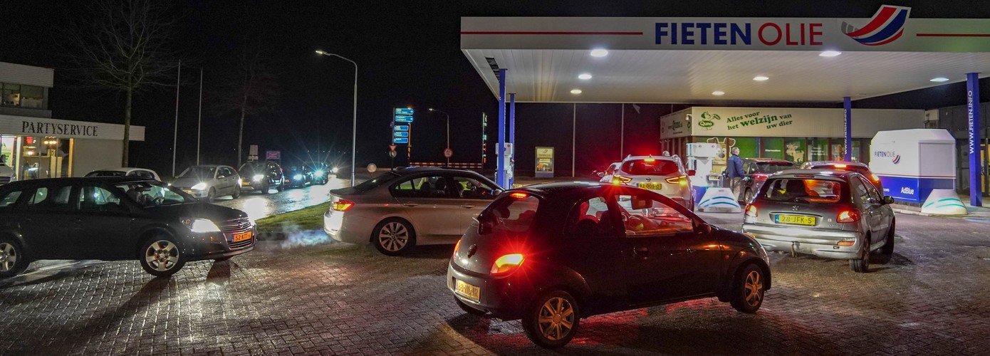 File bij tankstations vanwege verwachte stijgende olieprijs