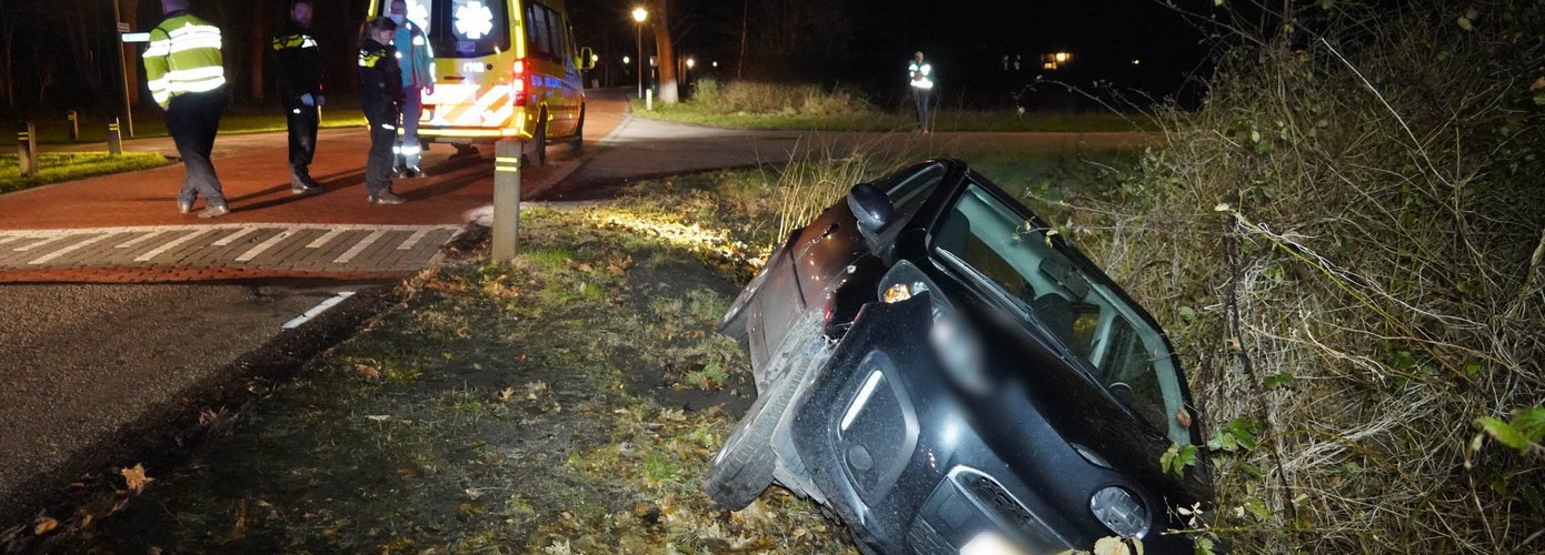 Vrouw rijdt droge sloot in bij Norg en raakt gewond (video)